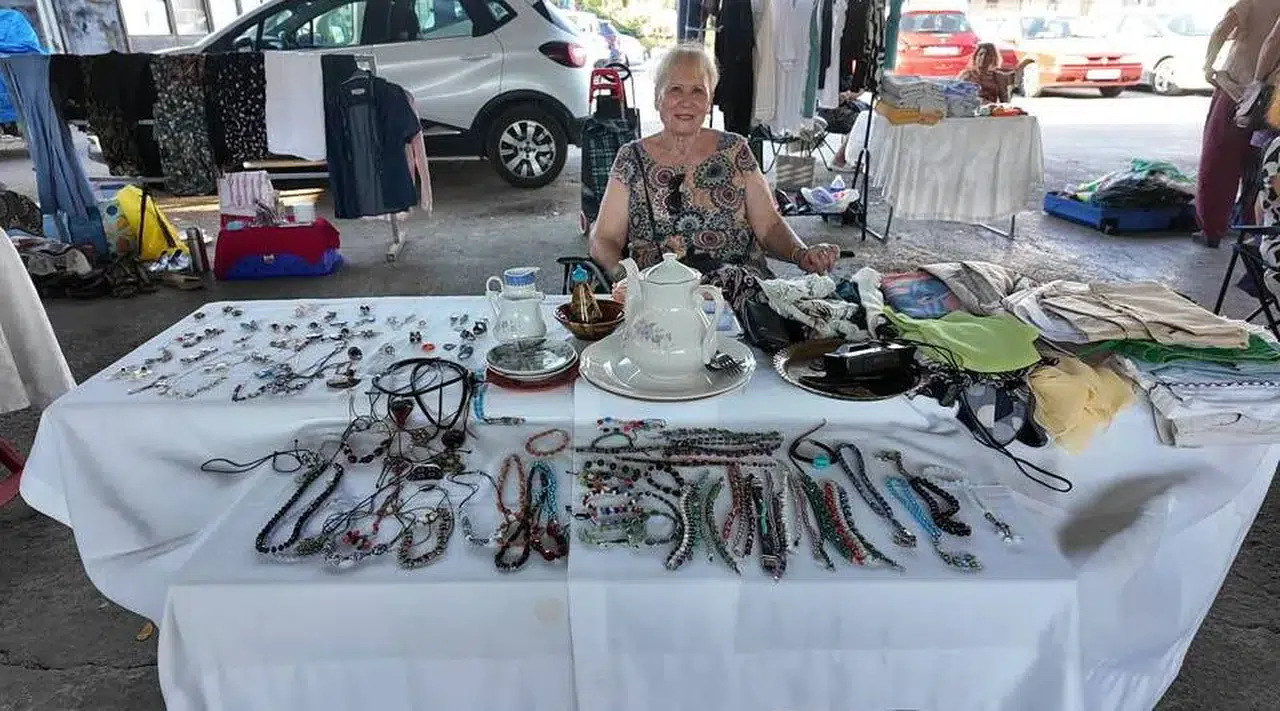 Her Çarşamba Foçada Alanda Memnun Satanda