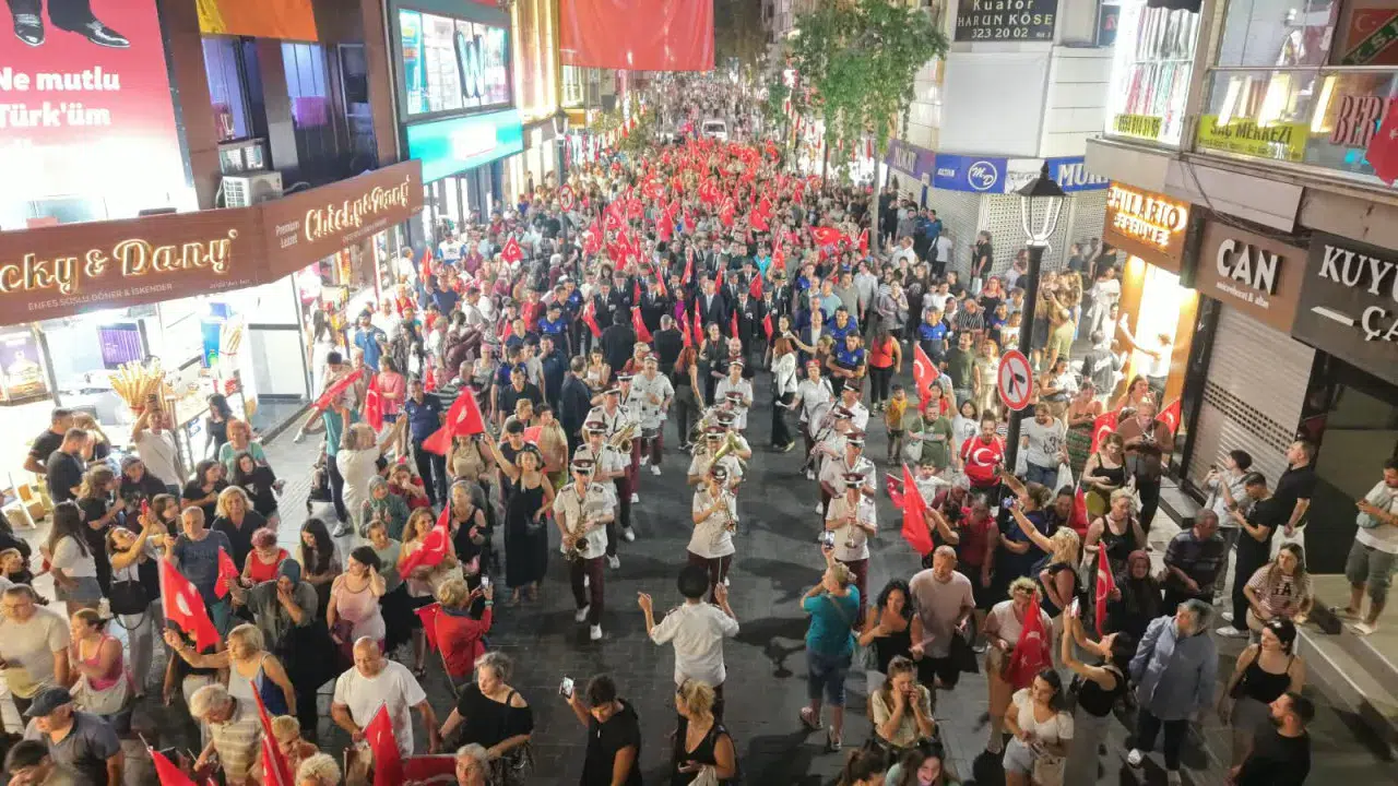 Karşıyaka’da 9 Eylül coşkusu sokakları kırmızı beyaza bürüdü