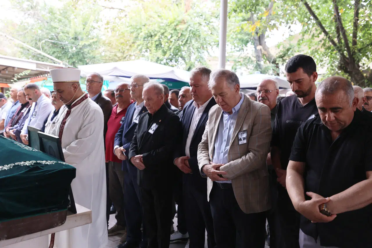Gazeteci Ahmet Çipli, Urla’da son yolculuğuna uğurlandı