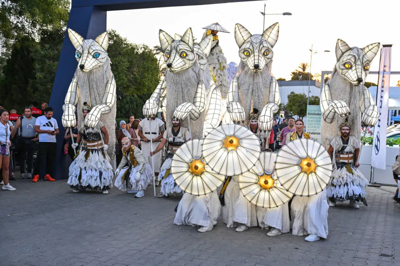 İzmir Enternasyonal Fuarı’nda masalsı buluşma: “Beyaz Tilki” büyüledi