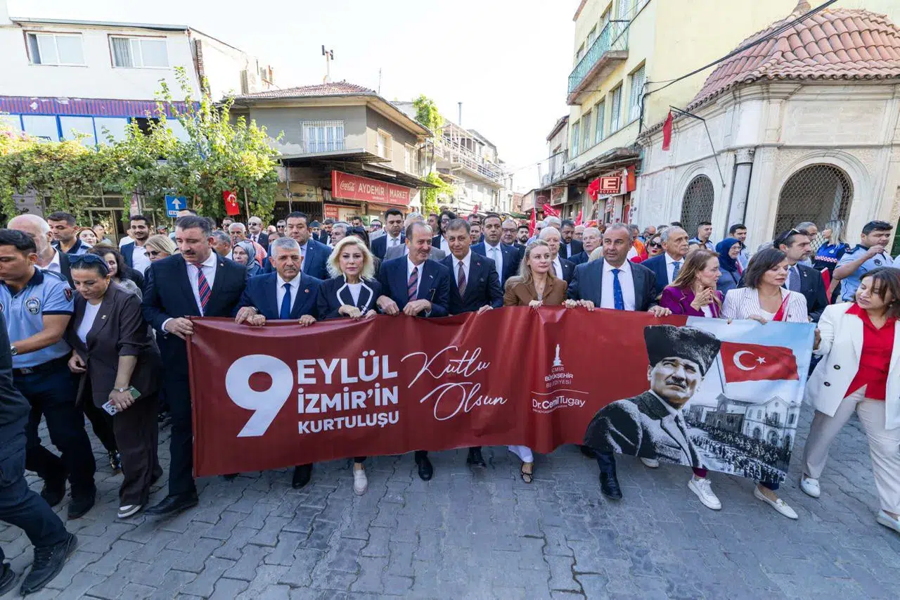 Başkan Tugay İzmirlilerle yürüdü