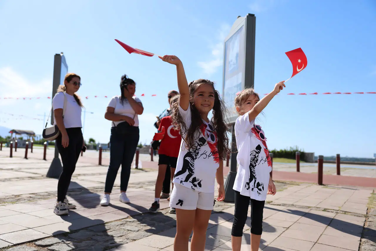 İzmir'in 125 Yıllık İkonu: "Asrı 25 Geçe" Tarihi Zaman Tüneline Yolculuk Yapıyor!