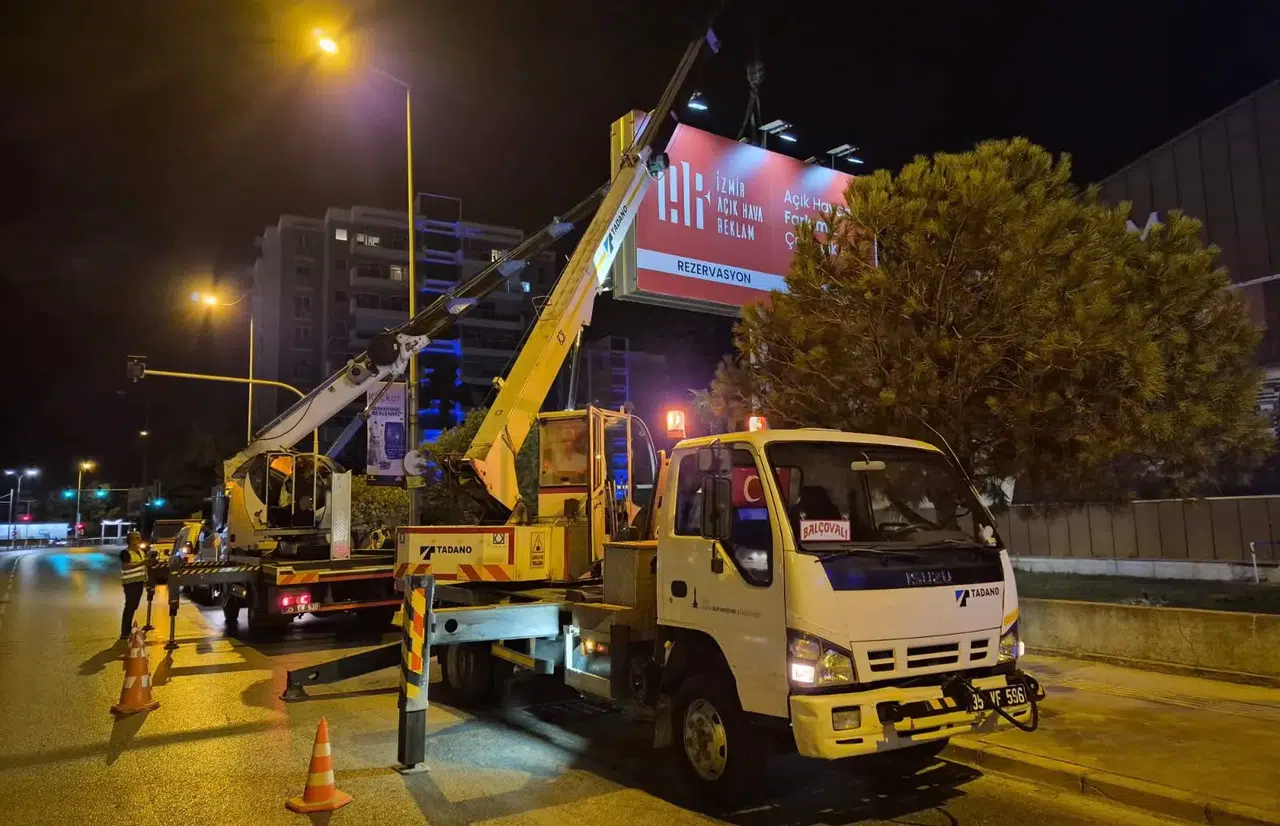 İzmir Büyükşehir Belediyesi Karşıyaka'daki reklam panolarını kaldırdı