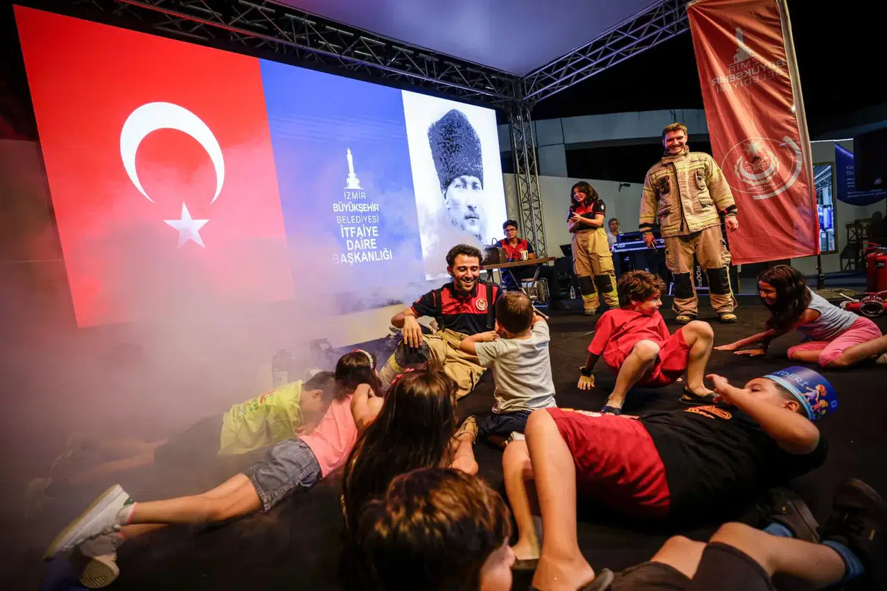 İtfaiyeciler bu kez sahneye çıktı: Çocuklara yangın ve deprem eğitimi