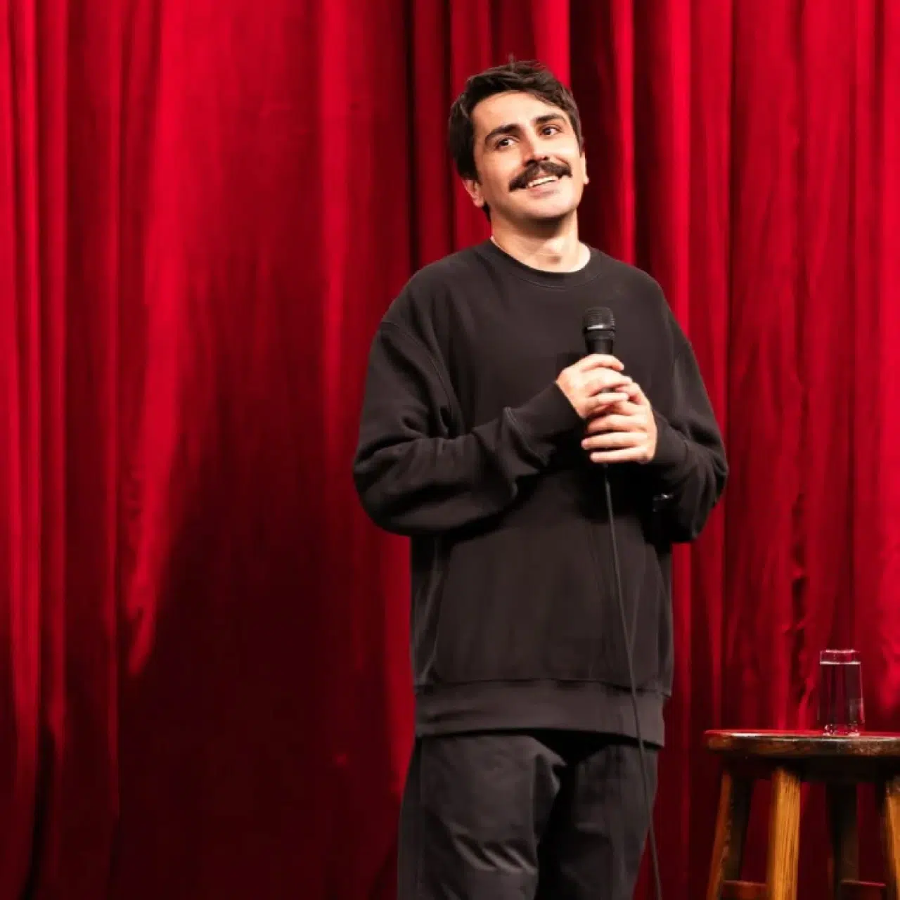 Komedyen Deniz Göktaş'a bir yıl yedi ay hapis ve tahliye kararı