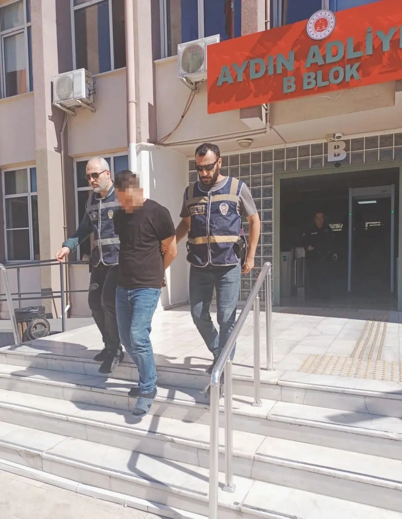 Efeler'de dehşet anları: Polis kapıyı kırıp eşini boğuyordu