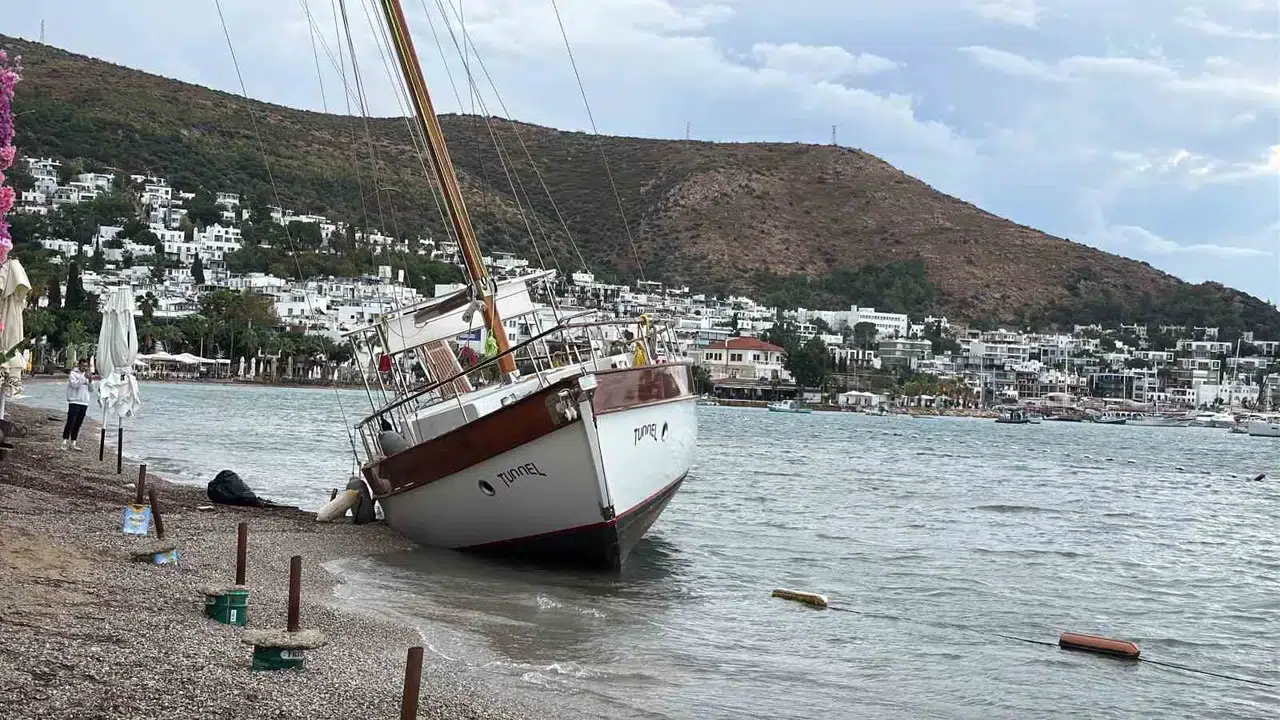 Bodrum'da fırtına dehşeti: Milyonluk tekne sahile vurdu