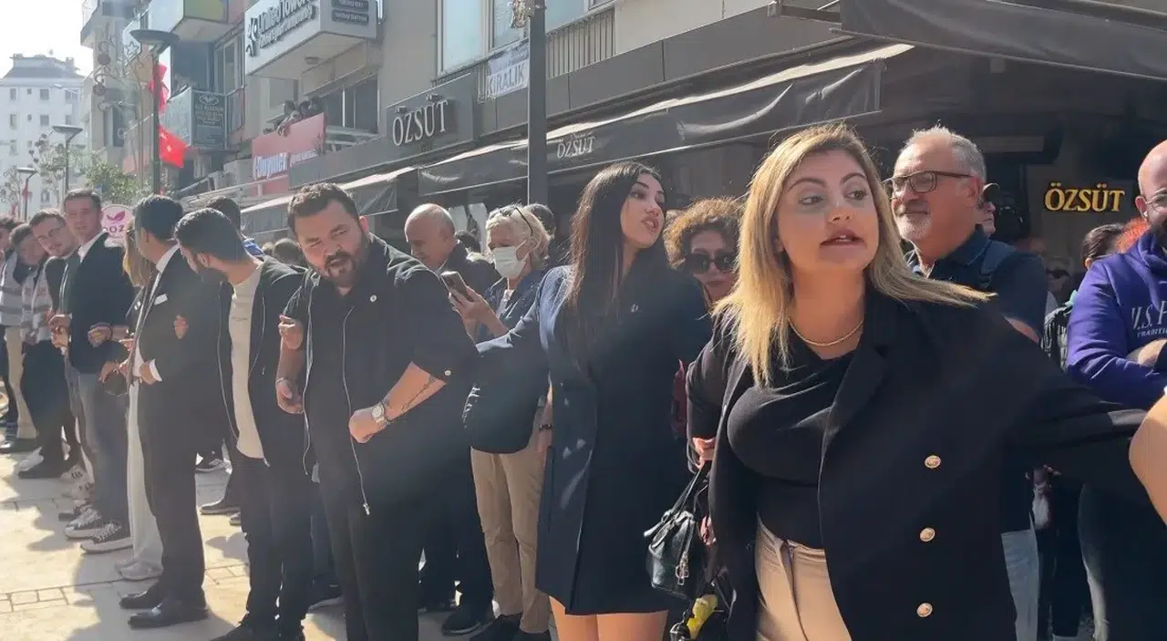 İzmir'deki eylemde skandal müdahale: Partililer gazetecilere basın kartı sordu