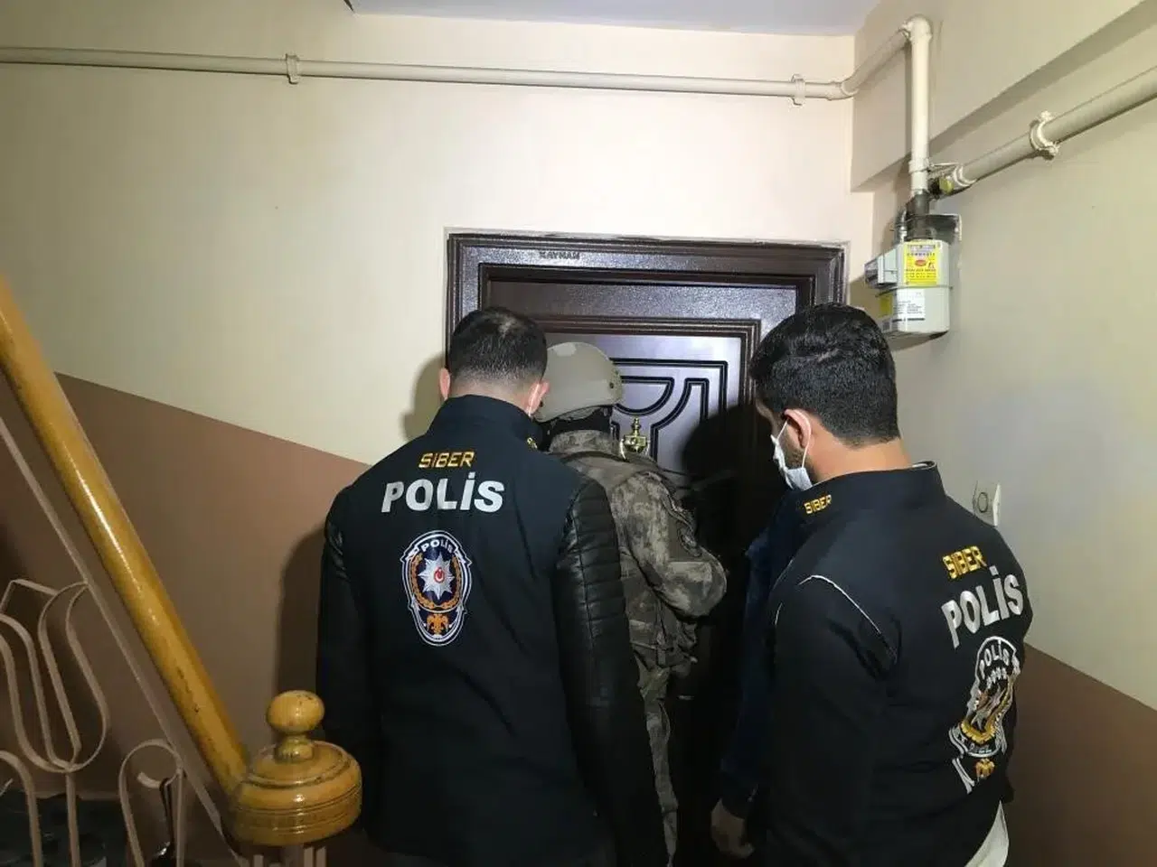 Aydın'da siber suç operasyonu: Müstehcenlik suçlamasıyla 2 kişi parmaklıklar ardında