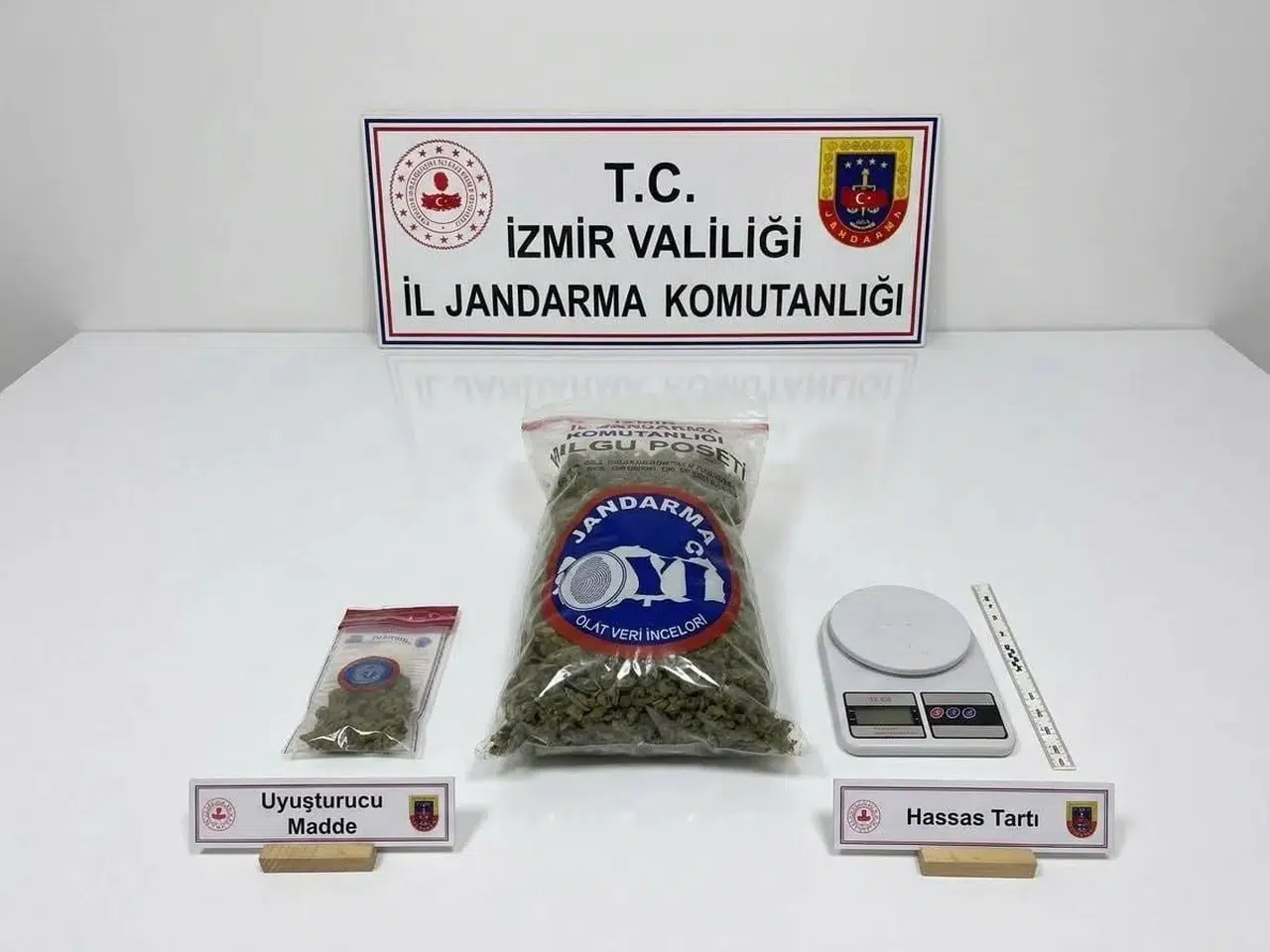 Torbalı'daki fabrikada gizli uyuşturucu zulası deşifre oldu