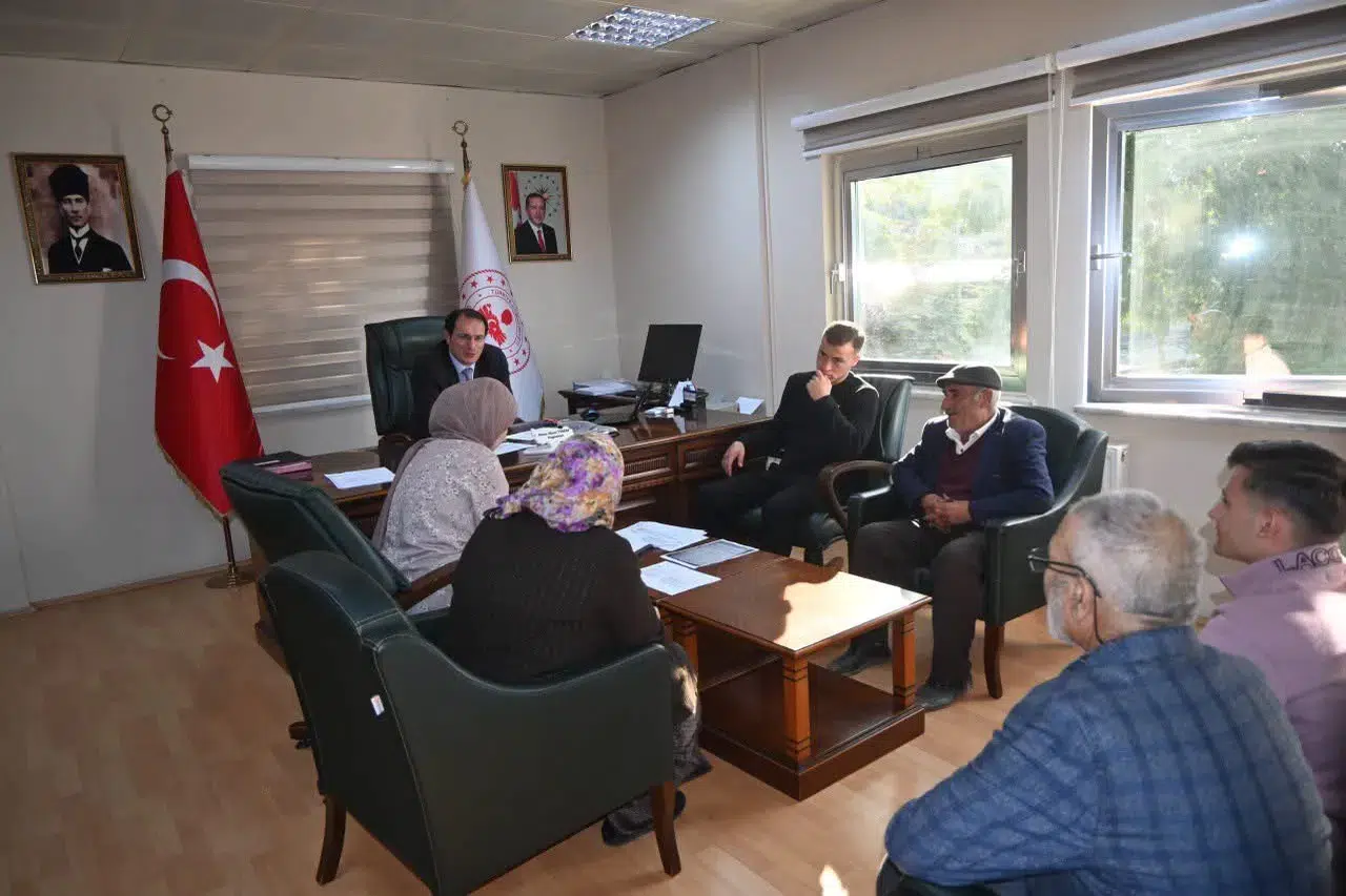 Çay’da kapılar ardına kadar açıldı: Kaymakam Türker vatandaşla yüz yüze görüştü