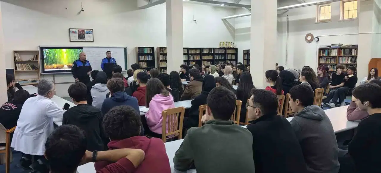 Afyonkarahisar’da gençlere güvenlik dersi: Polis ekipleri lise sıralarına konuk oldu