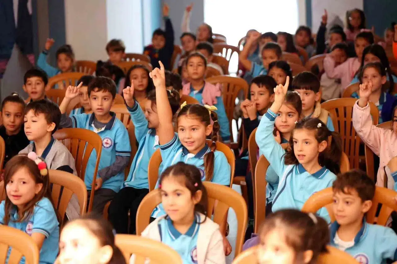 Sahneye geri dönüşüm dokunuşu: Minikler Roni ile hem eğlendi hem öğrendi