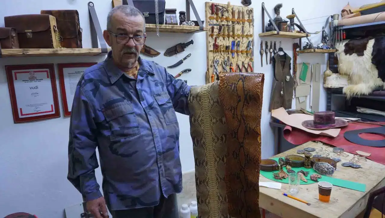 İzmir'in deri ustasından fabrikasyona meydan okuyan direniş: Bir ömür el emeği