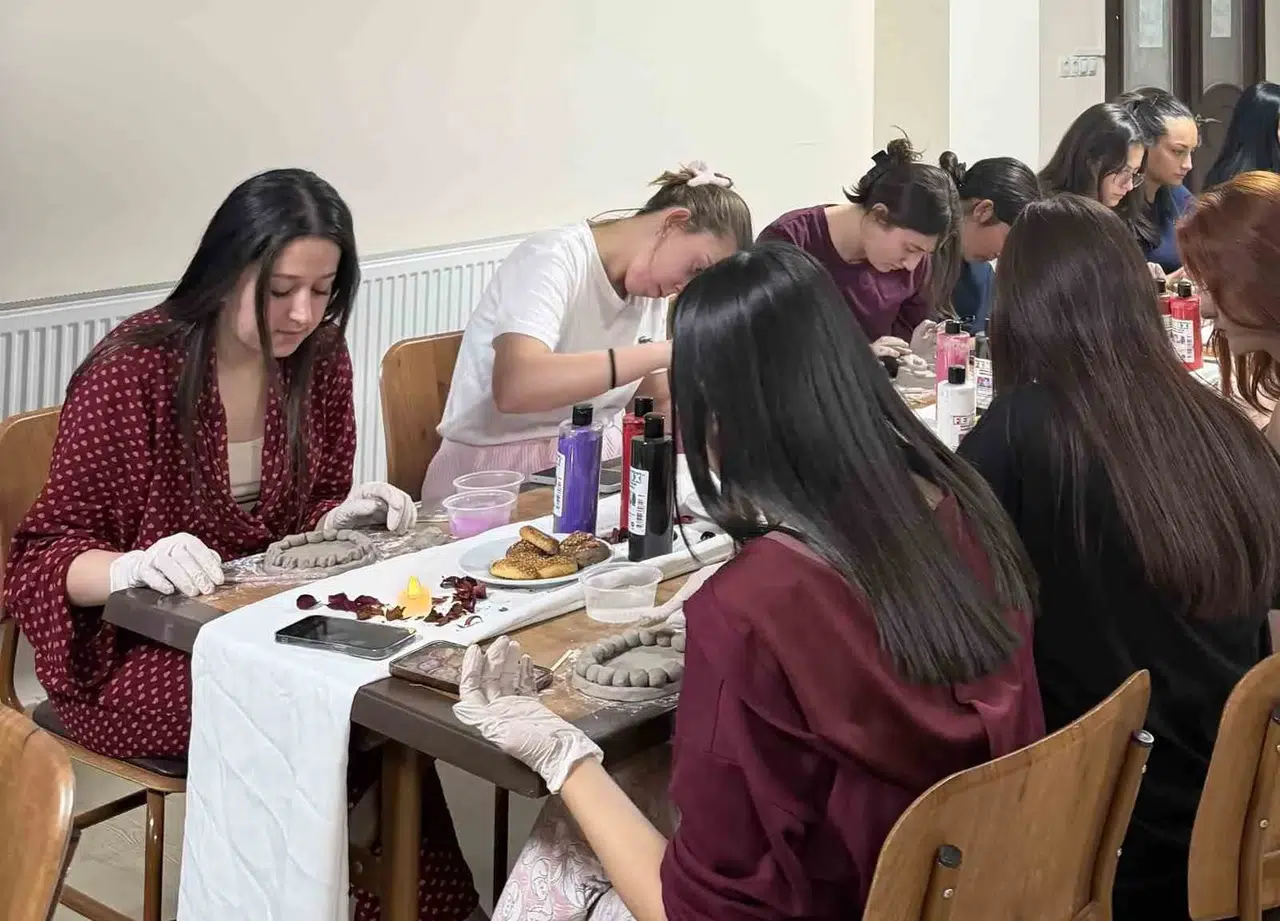 Sarıgöl’de üniversiteli gençler sanatla yoğruluyor: Çamurdan sanata uzanan yolculuk