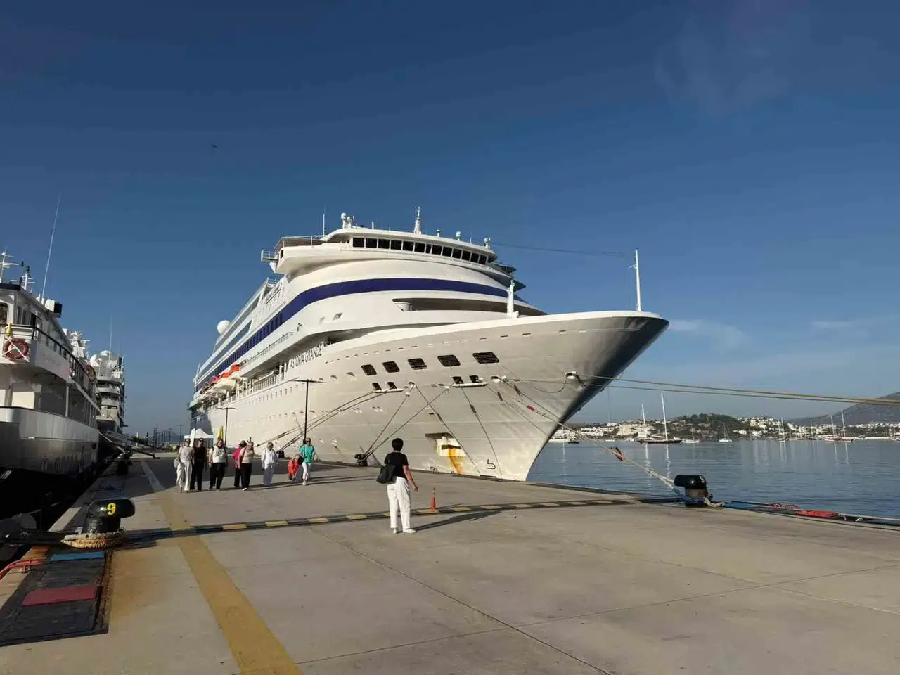 Bodrum limanında kruvaziyer bereketi: Aynı gün üç dev gemi demir attı