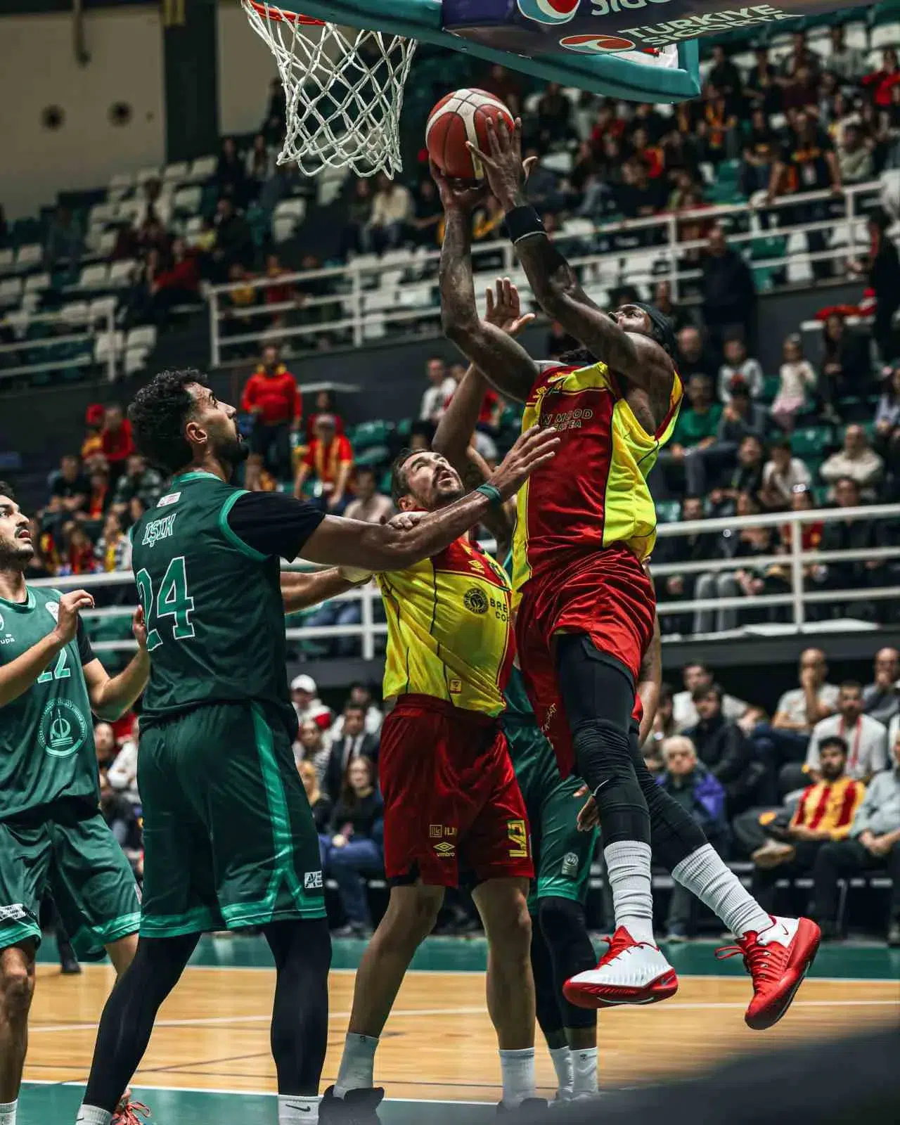Göztepe’den gövde gösterisi: Potanın efeleri zirve takibini bırakmıyor