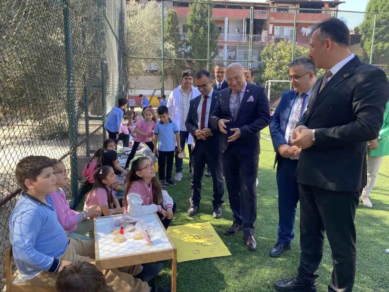 Minik ellerden büyük hayaller: Alaşehirli öğrenciler ticaretin inceliklerini okul bahçesinde öğreniyor