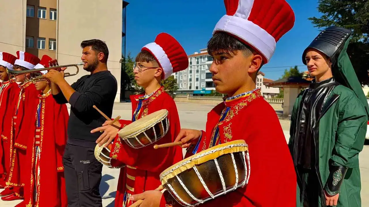 Bolvadinli gençler tarihin sesini yeniden yükseltiyor: 30 kişilik dev mehter takımı kuruldu
