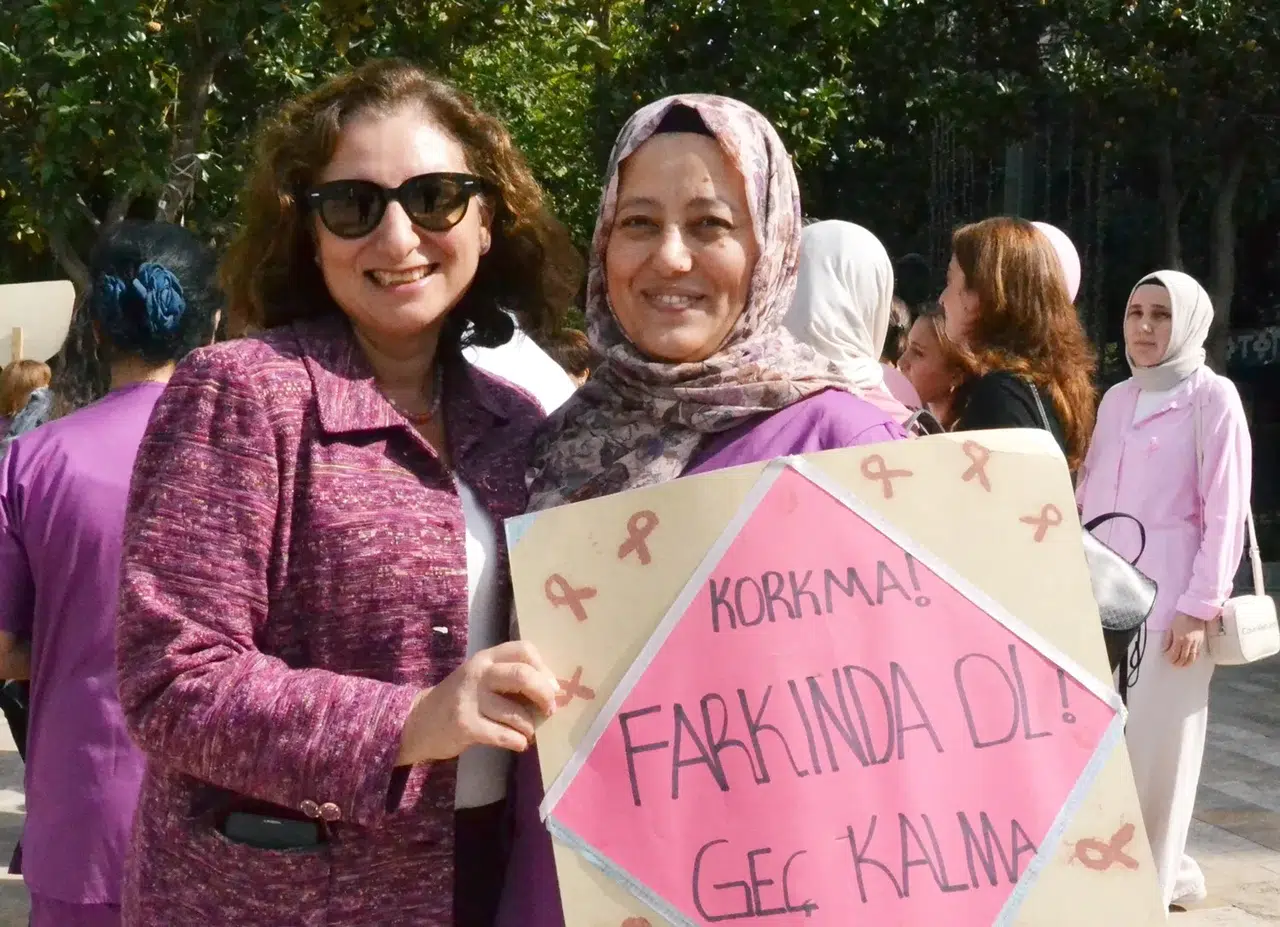 Manisa sokakları pembe oldu: Kanserle mücadelede erken tanı vurgusu