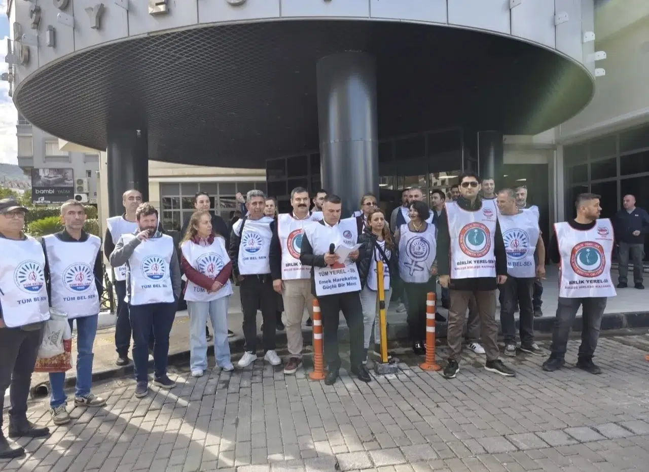 Balçova Belediyesinde memurlardan ses getiren eylem: Haklarımızı istiyoruz