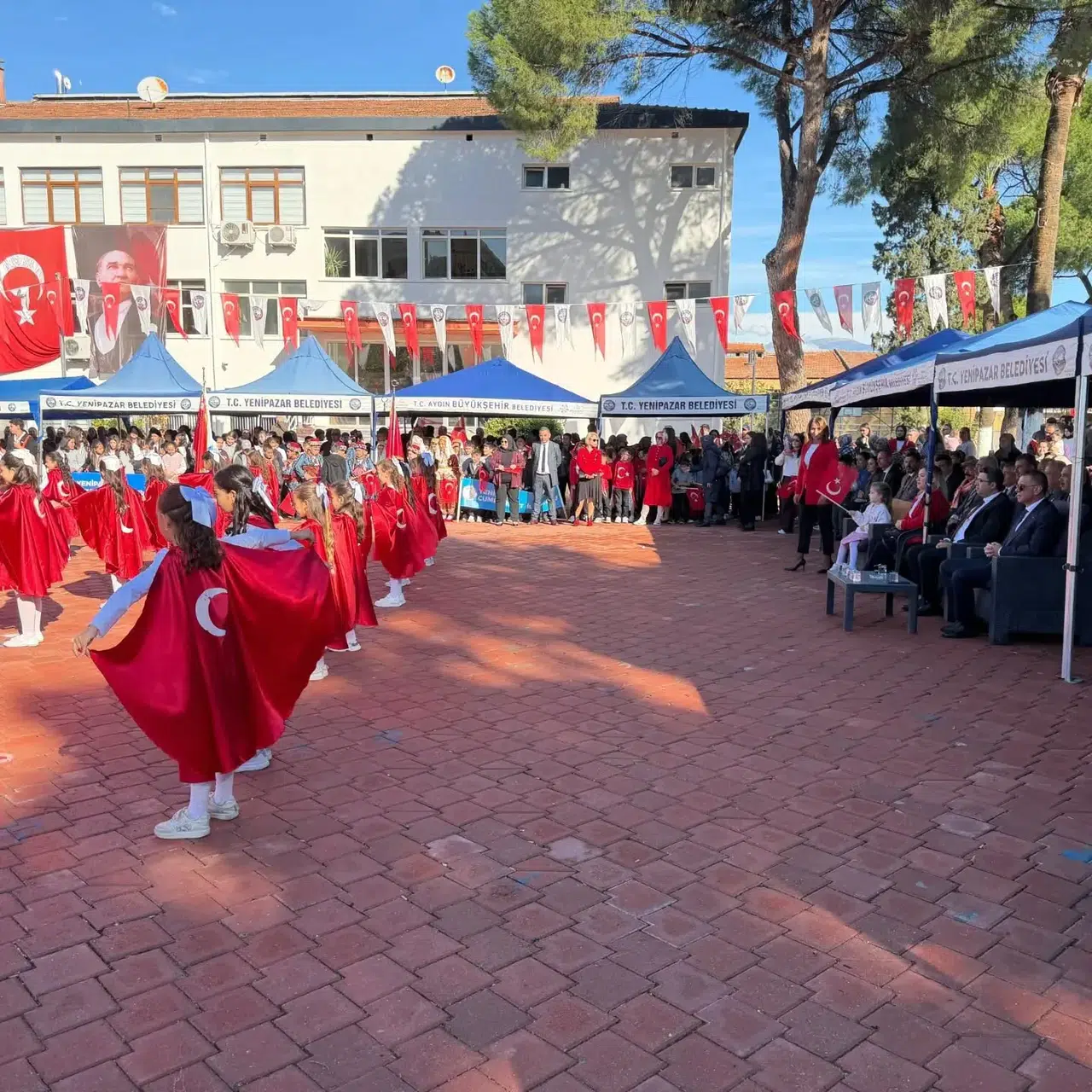 Yenipazar’da 103. yıl coşkusu: Meydanlar kırmızı beyaza büründü