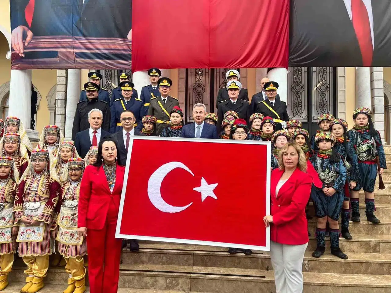 İzmir’de Cumhuriyet coşkusu tezgahta hayat buldu: Anlamlı hediye Vali Elban’a sunuldu
