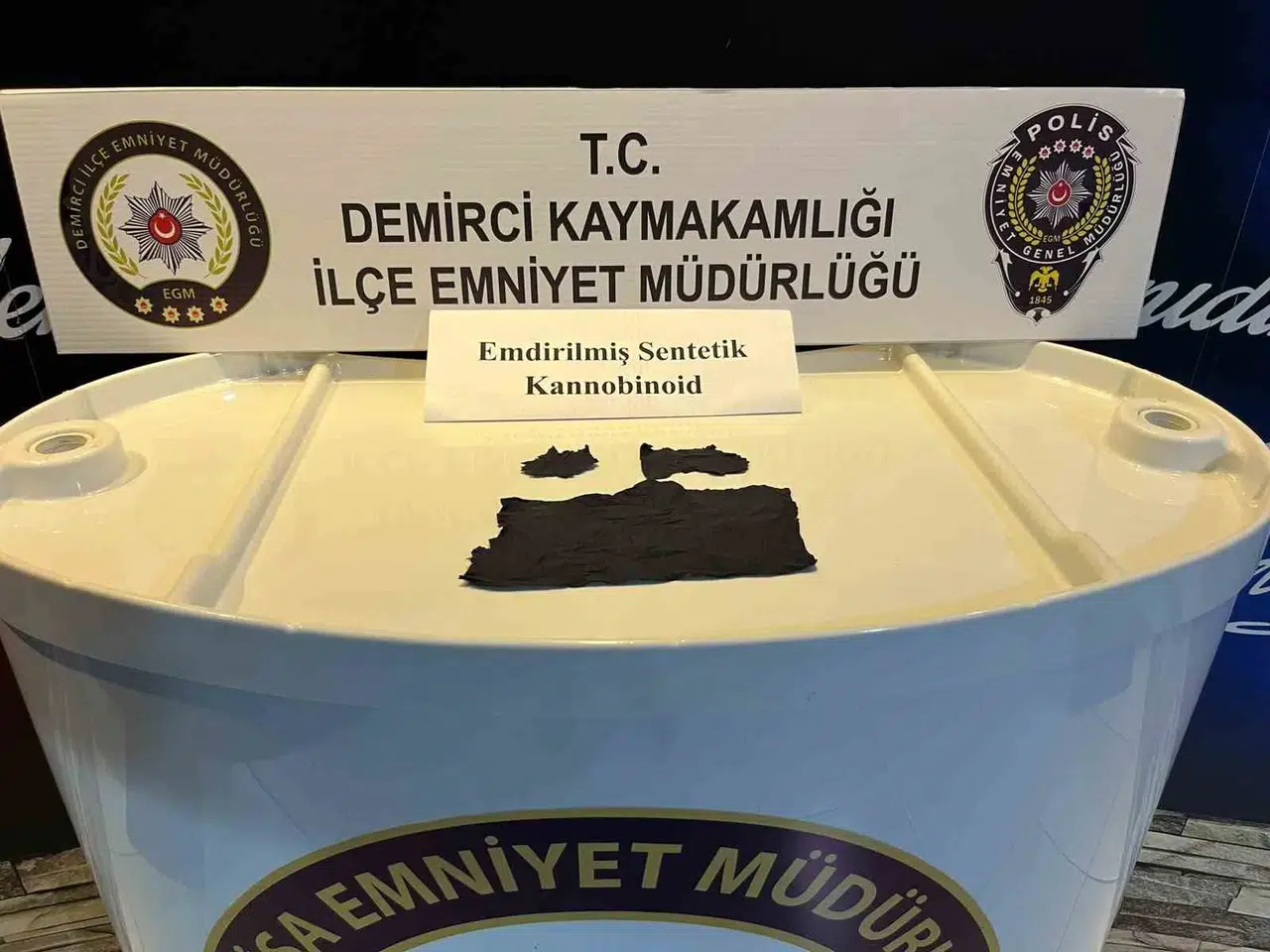 Demirci yolunda zehir tacirine geçit yok: Bin içimlik uyuşturucuyla yakalandı