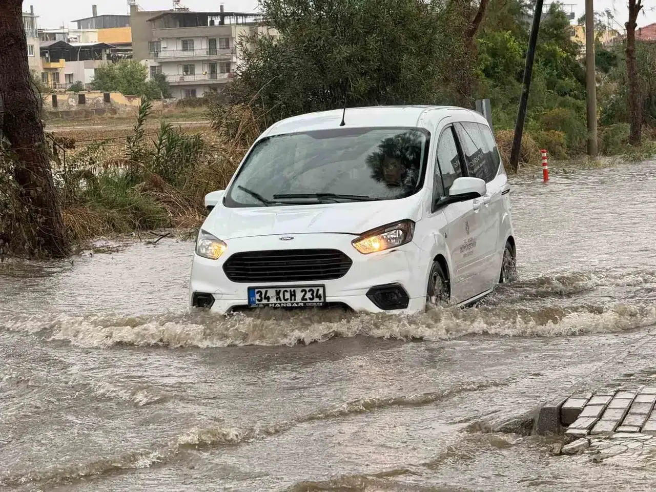 İncirliova'da gökyüzü boşaldı: Yollar kapandı, evleri su bastı