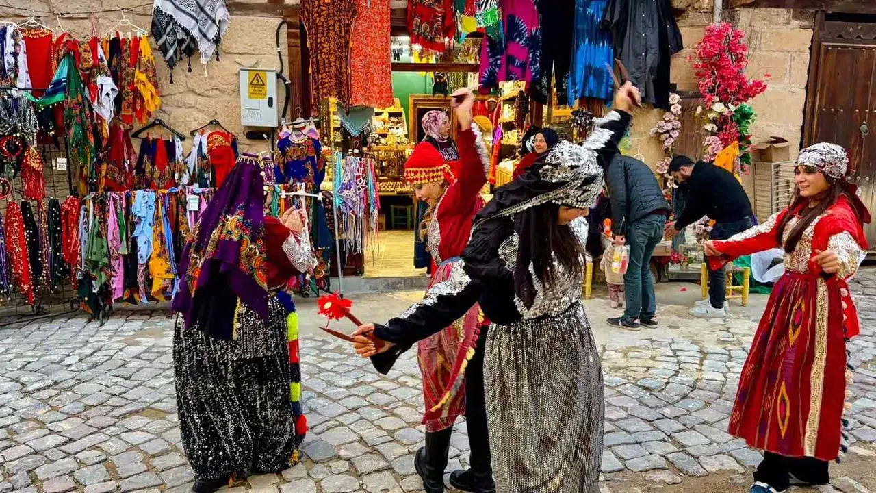 Frig Vadisi’nde kışa inat şenlik: Ayazini’de kaşık sesleri susmuyor