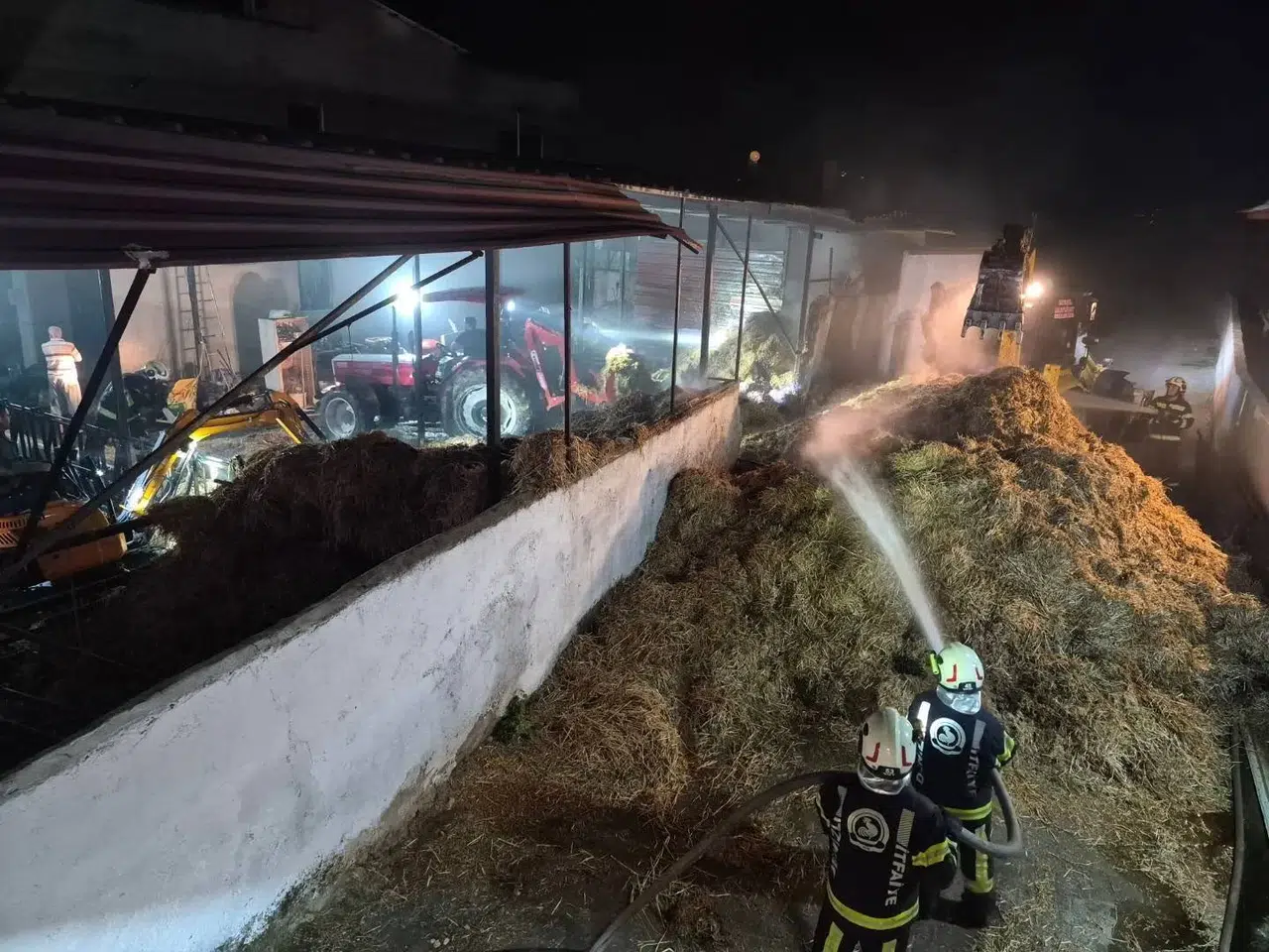 Denizli'de korkutan yangın: Besihanedeki samanlar küle döndü