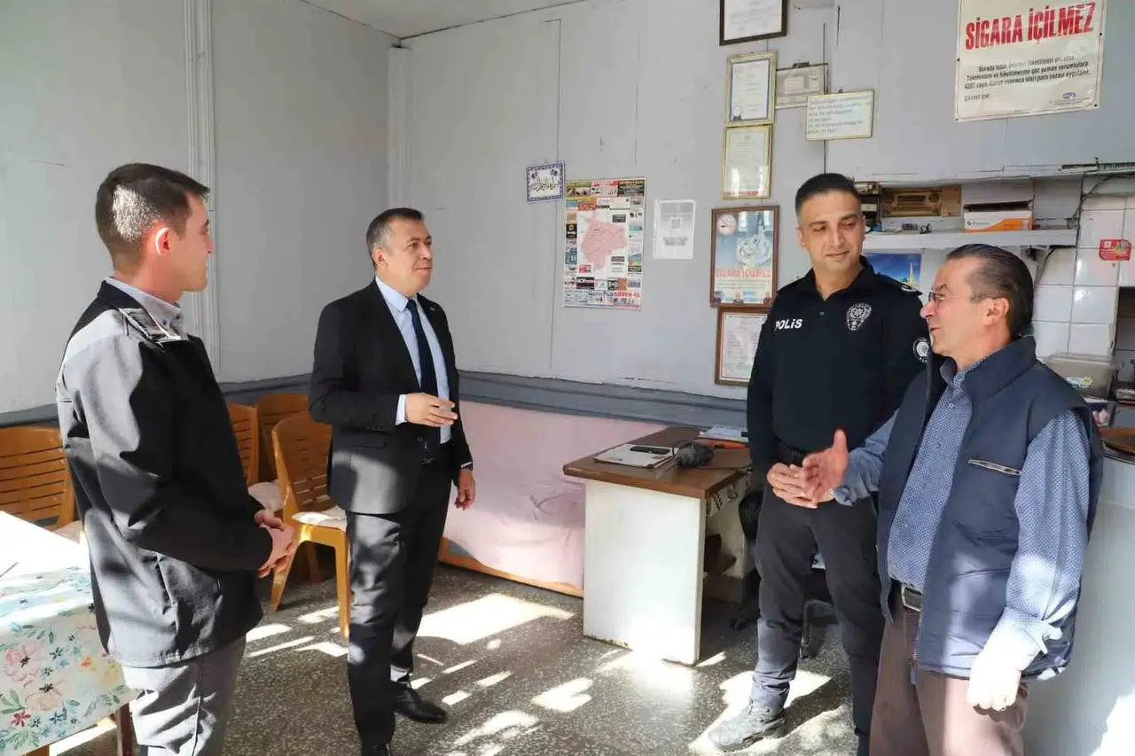 Demirci’de cuma mesaisi: Kaymakam Bayram esnafın kapısını çaldı