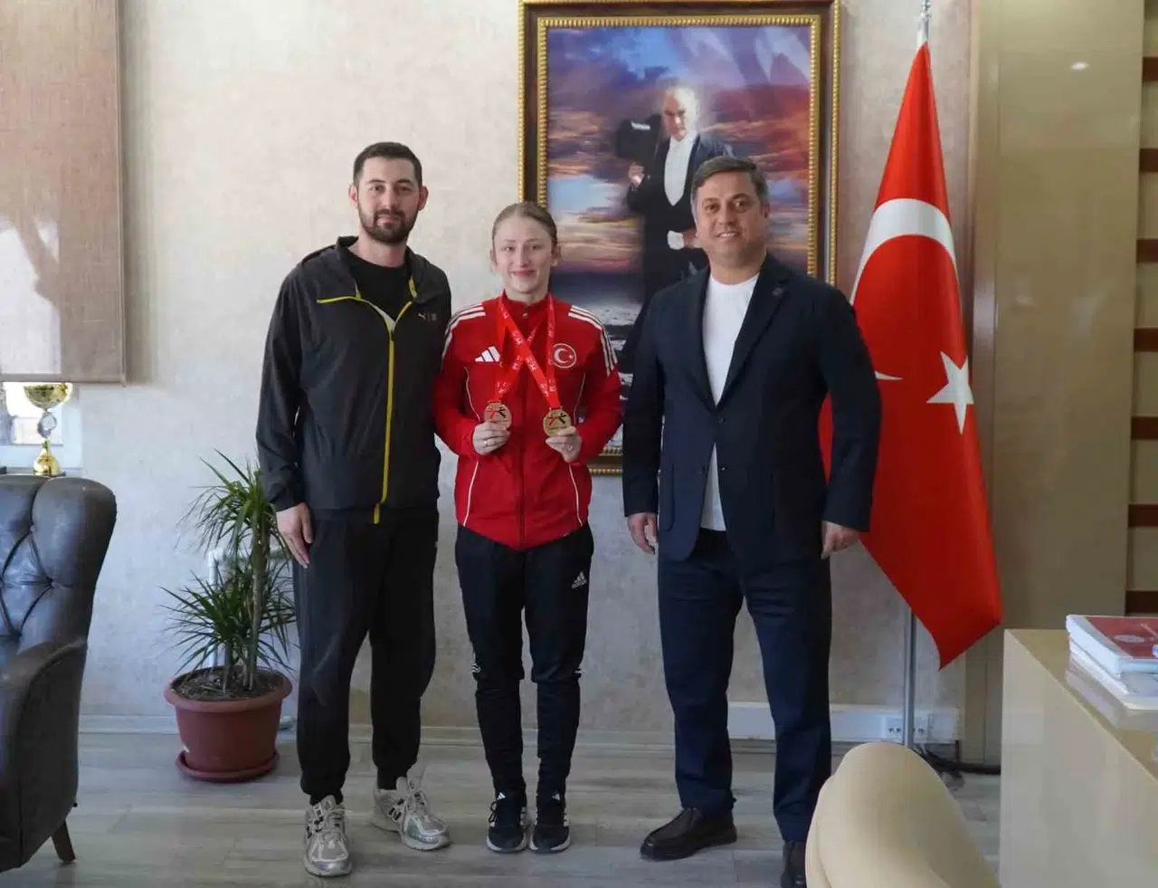 Manisa'nın altın kızı Avrupa'dan zaferle döndü: İl Müdürü Öztürk'ten tam destek