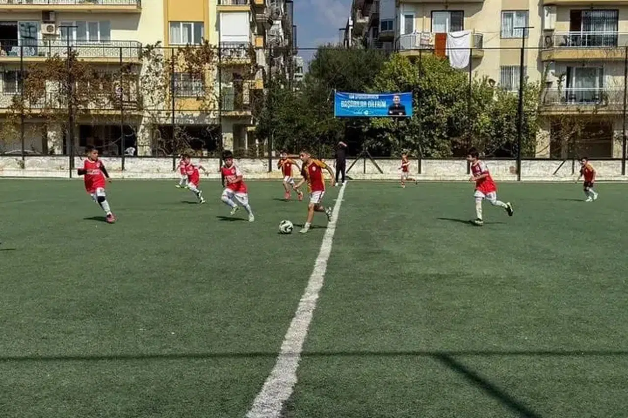 Efeler'de Cumhuriyet coşkusu yeşil sahalara taşındı: Minik kramponlar göz doldurdu