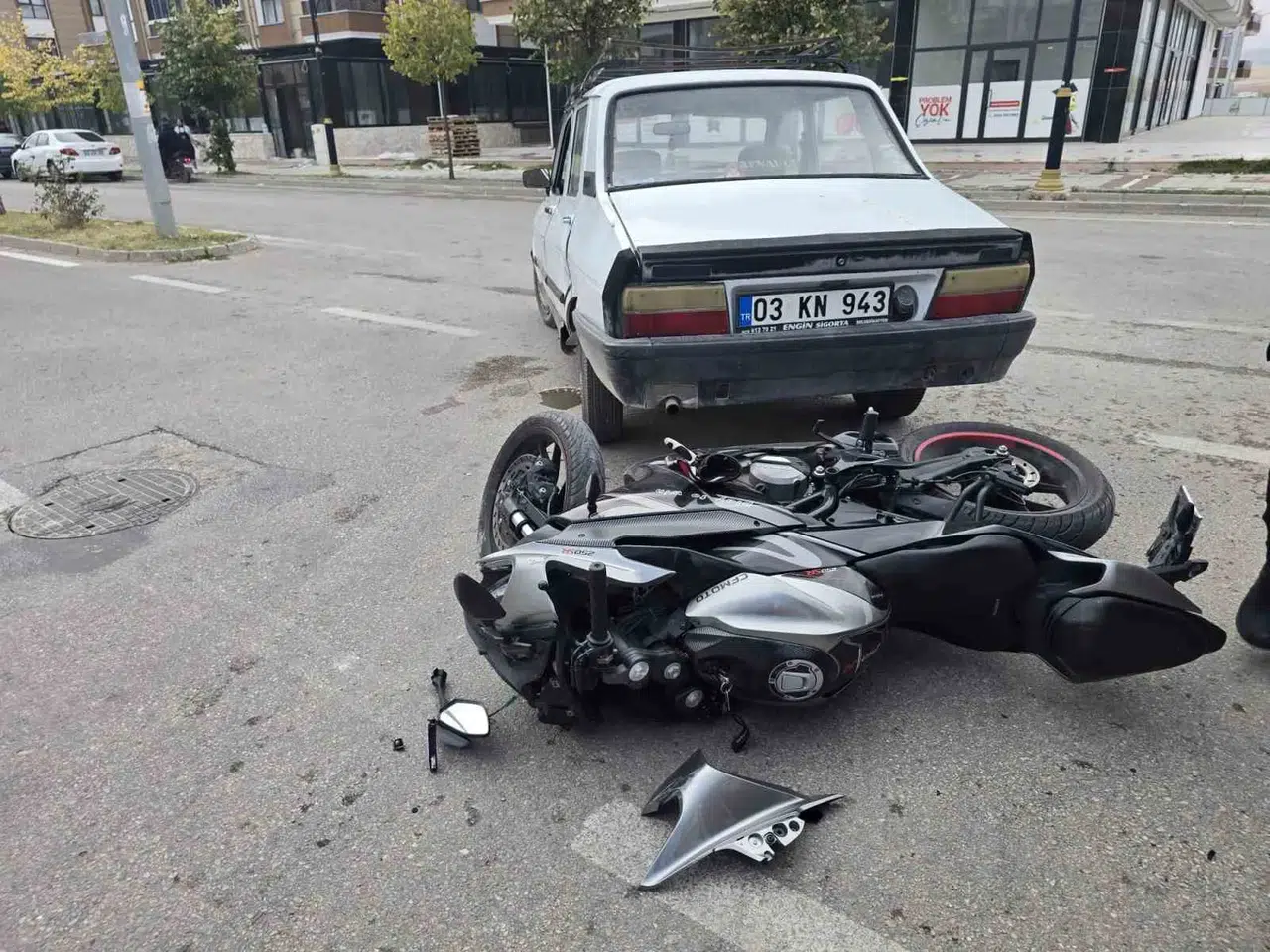 Afyonkarahisar'da okul önünde korkutan kaza: Motosikletli sürücü hastanelik oldu