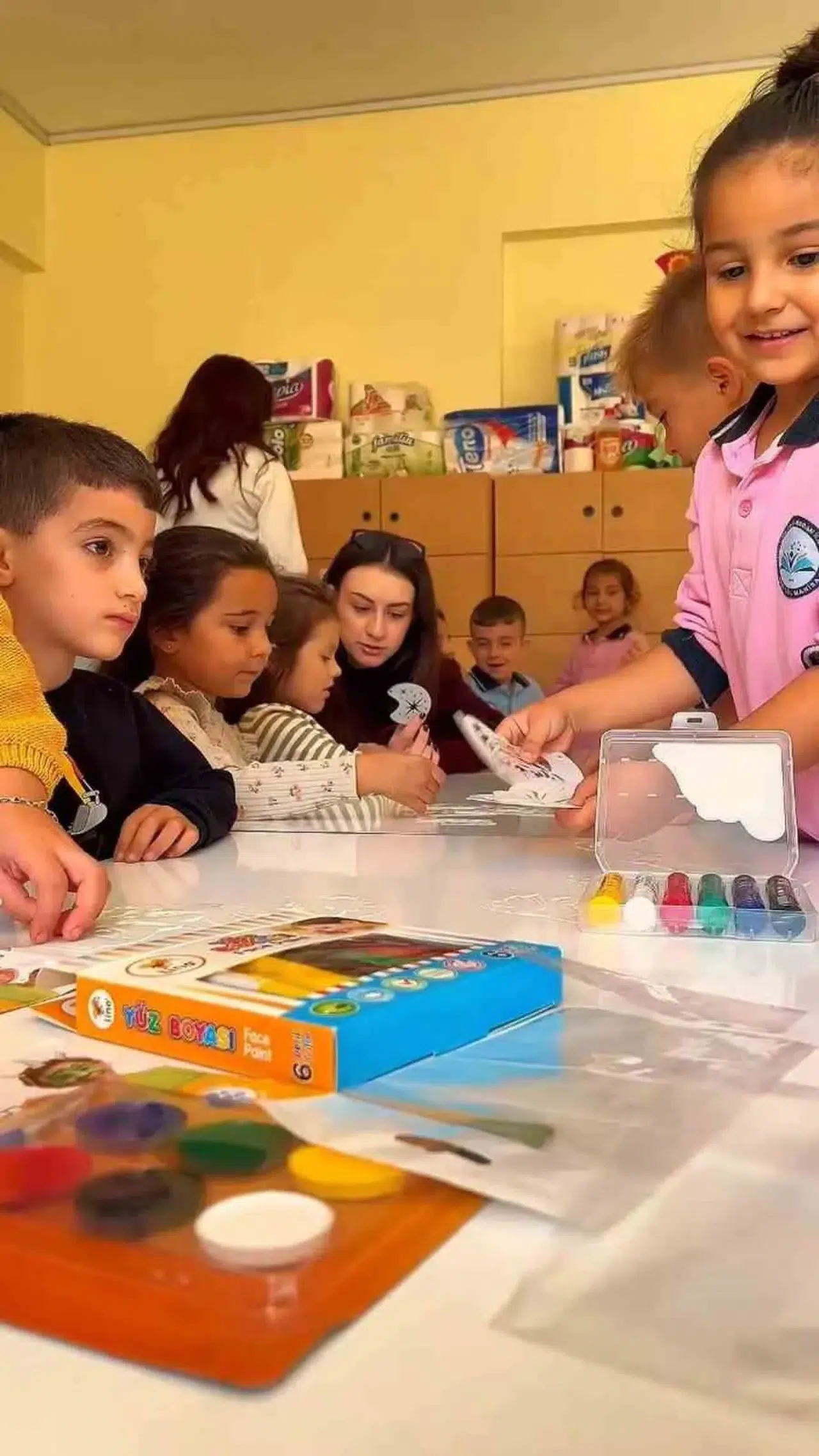 Üniversiteli gençlerden minik kalplere anlamlı dokunuş: Sarıgöl’de neşeli buluşma