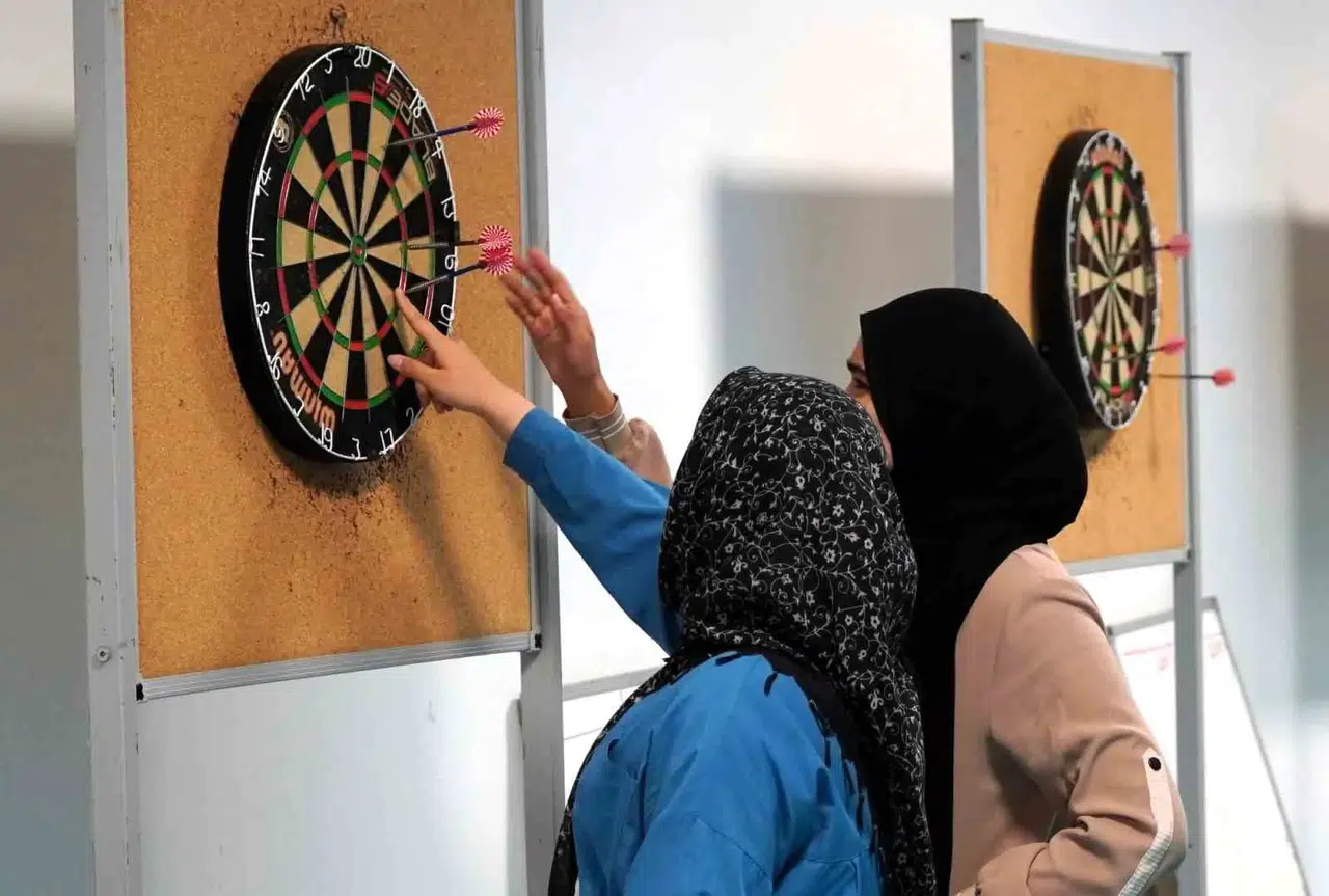 Manisa’da yurtlar kampüse dönüştü: Gençler hem rekabet etti hem ebru yaptı