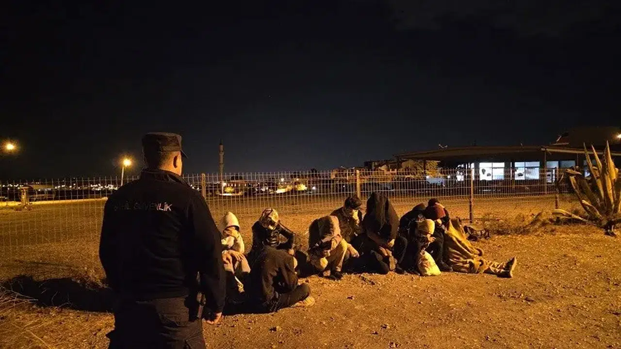 Seferihisar kıyılarında gece operasyonu: Aralarında çocukların da olduğu 15 kişi yakalandı