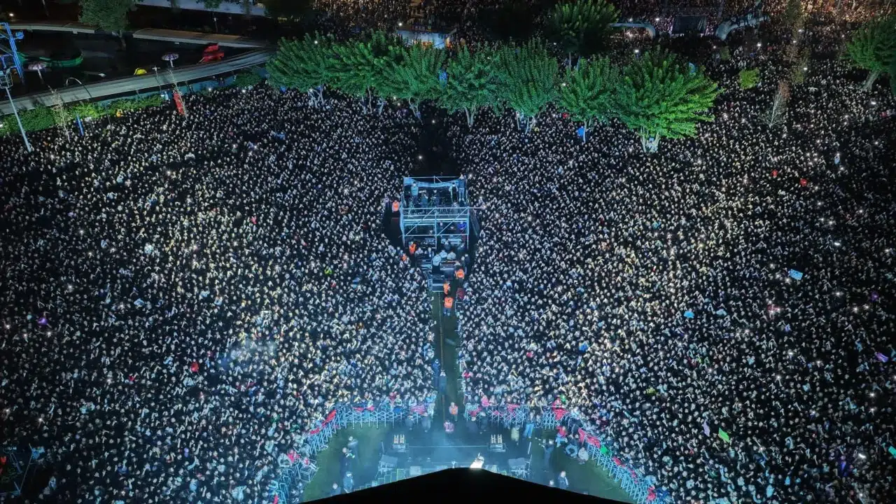 Aydın'da Cumhuriyet coşkusu zirveye taşındı: Tekstil Park'ta dört günlük müzik şöleni başladı