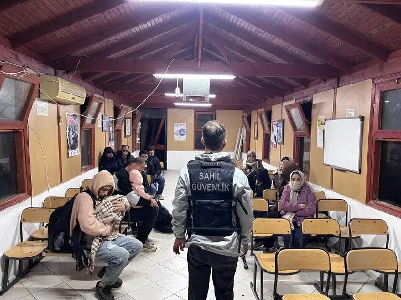 Ege'de düzensiz göç operasyonu: 76 kişi yakalandı