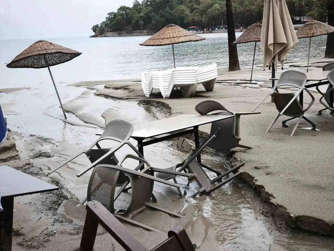Akyaka sahilinde doğa olayı: Şiddetli yağış kumsalı adeta yuttu