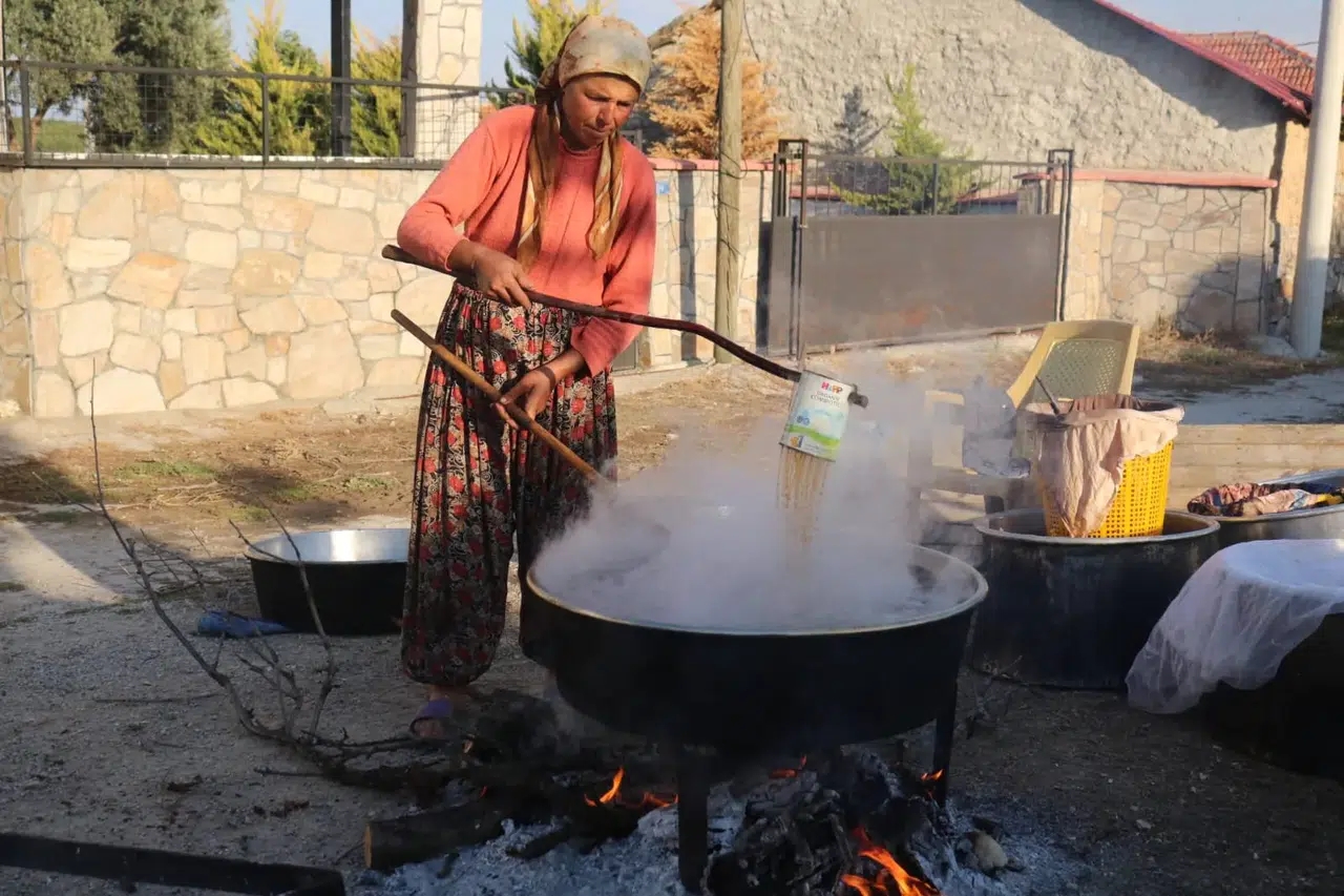 İmrallı’da odun ateşinde şifa mesaisi: Bağların bereketi kazana döküldü