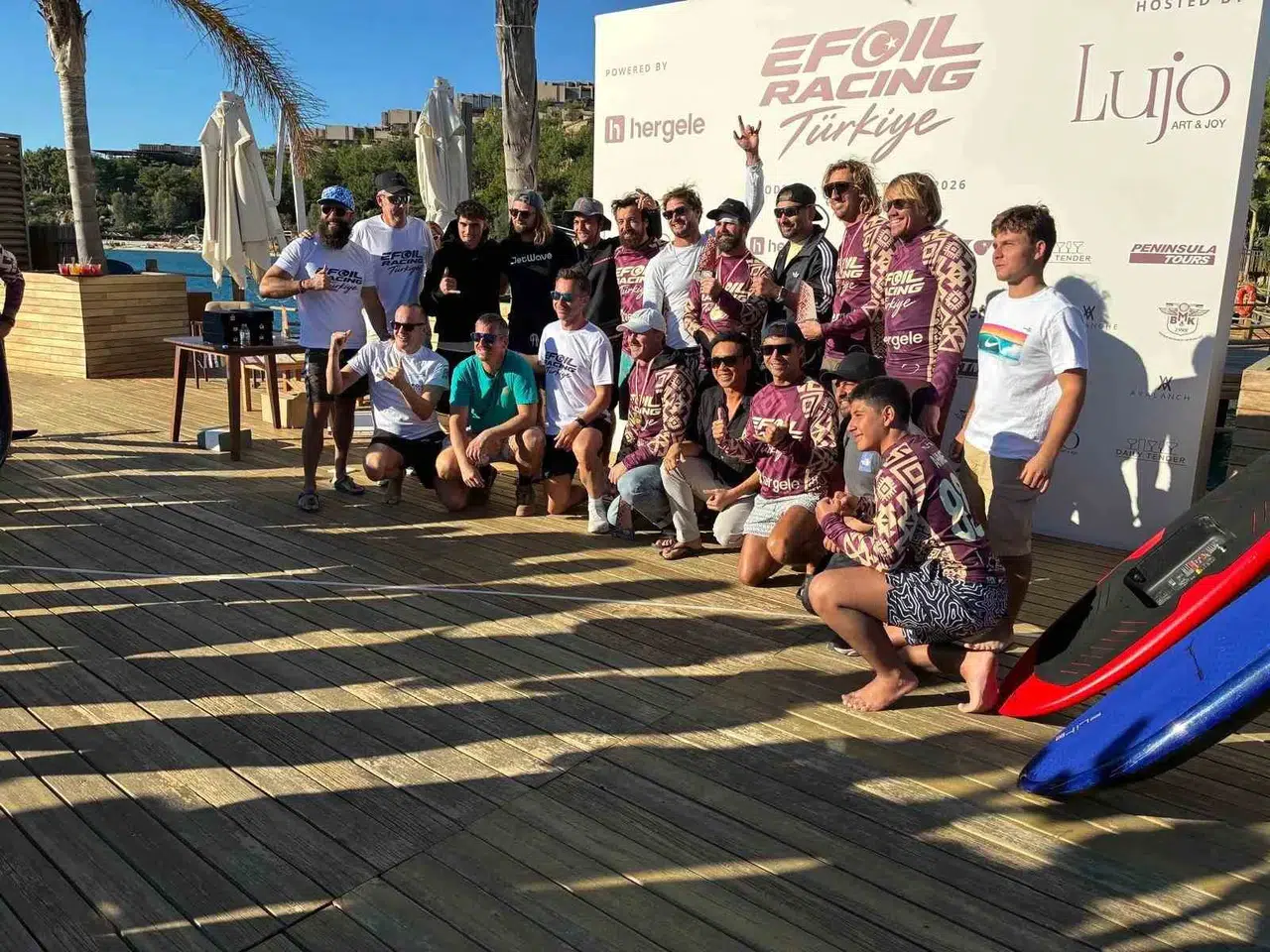 Bodrum'un sularında fütüristik şölen: Deniz üzerinde uçan sporcular nefes kesti