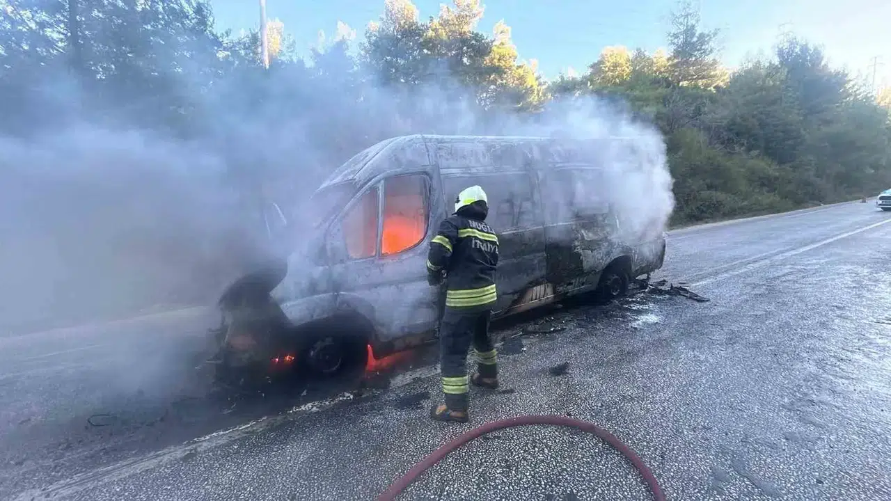 Bodrum'da korku dolu anlar: Okul servisi alevlere teslim oldu