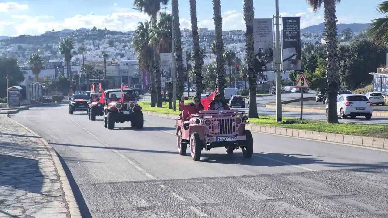 Bodrum yollarında Cumhuriyet coşkusu: Klasikler ve dev arazi araçları bir arada