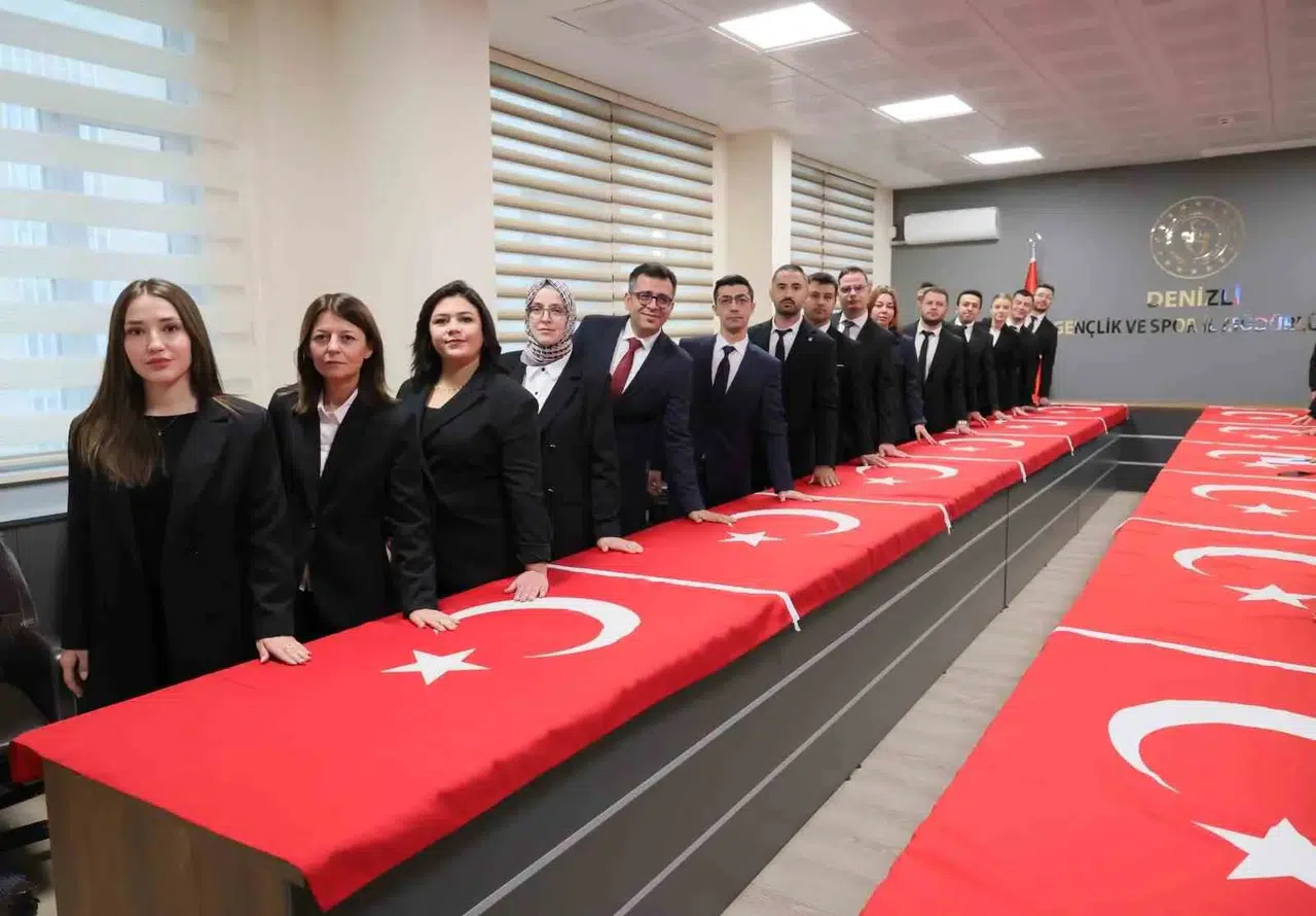 Denizli'de 43 kamu çalışanı için tarihi gün: Bayrak üzerine yemin ederek kadroya geçtiler