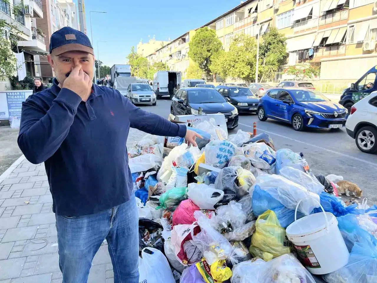 Karşıyaka’da çöp krizi büyüyor: İhale fiyaskosu sokakları yaşanmaz hale getirdi