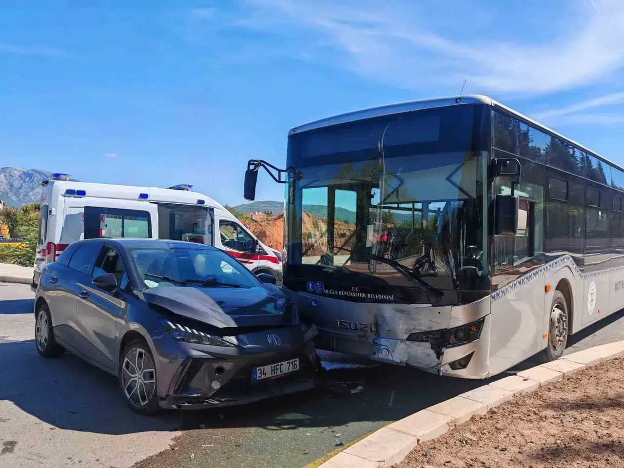 Menteşe’de toplu taşıma kazası: Otobüs ve otomobil çarpıştı