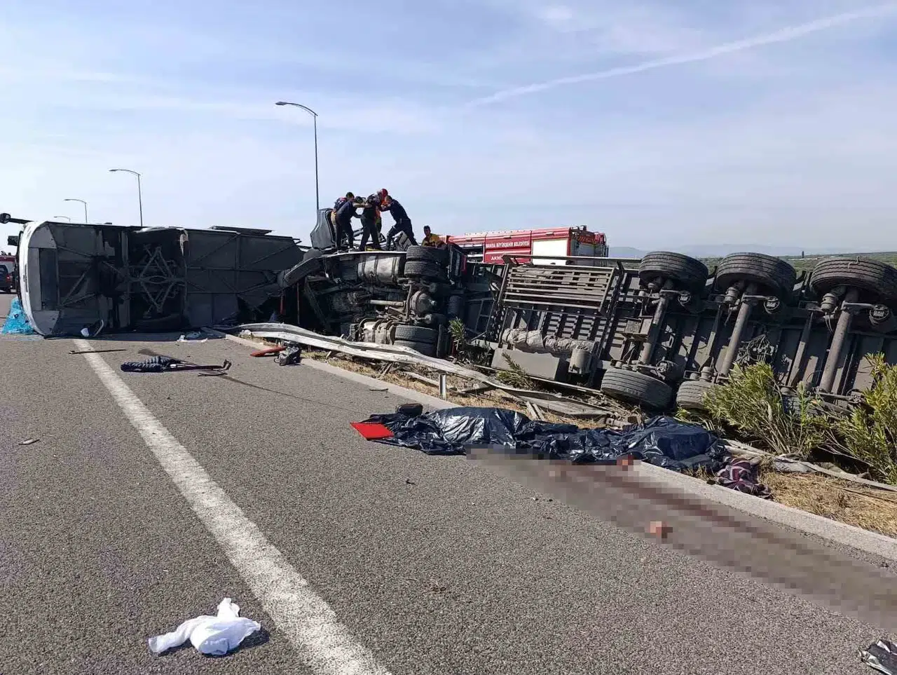 Manisa'da otoban faciası: Yolcu otobüsü ve çekici çarpıştı, acı bilanço ağır