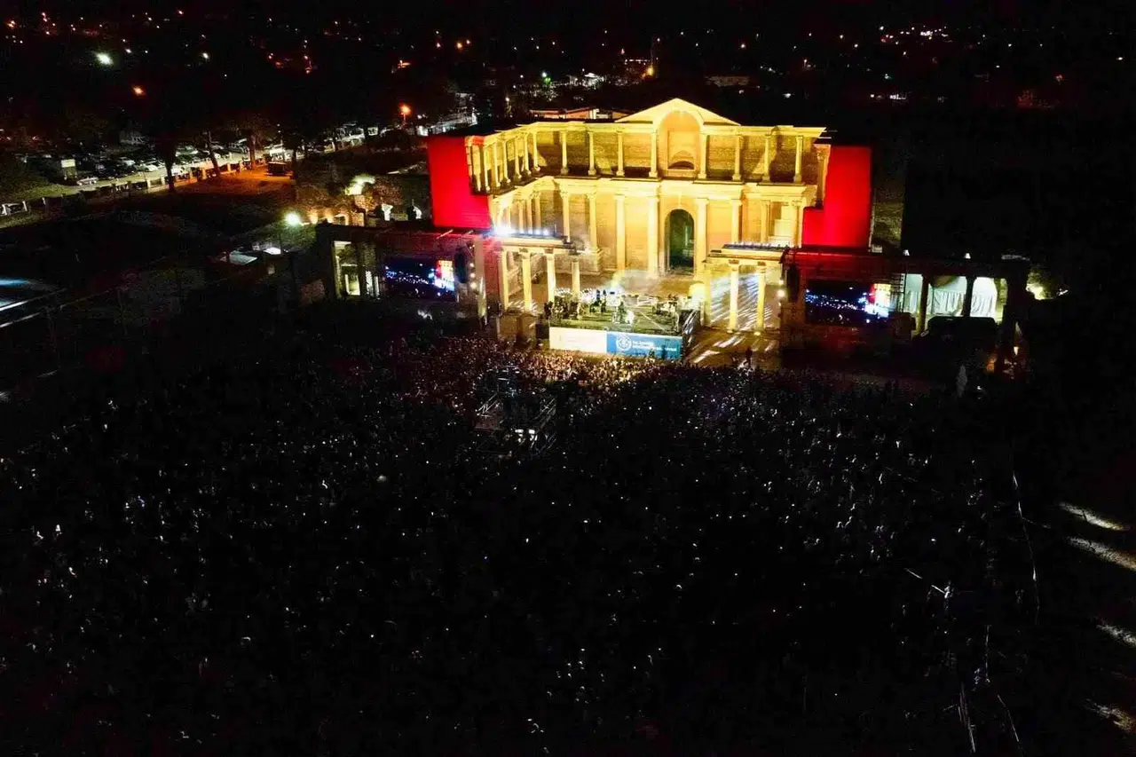 Lidya’nın başkentinde Balkan rüzgarı: Goran Bregovic binlerce kişiyi büyüledi